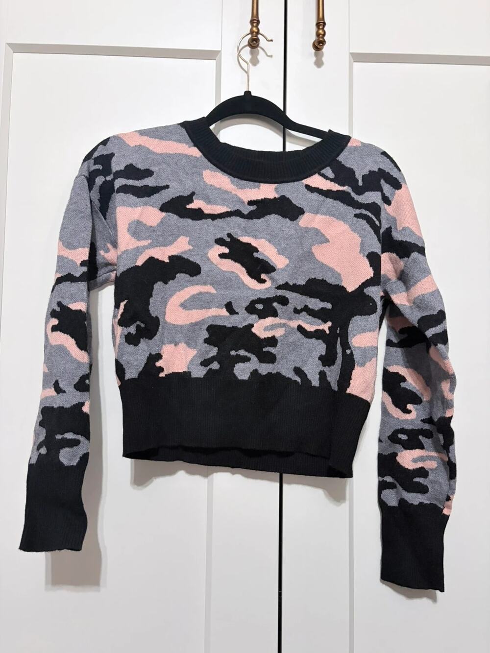 Fashion Nova Pink, Gray & Black Camo Cropped Sweater Size S